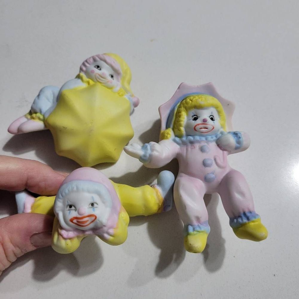 Whimsical 1970s Enesco Shelf Sitting Clown Trio - Retro Ceramic Clown Figurines - Picture 6 of 14